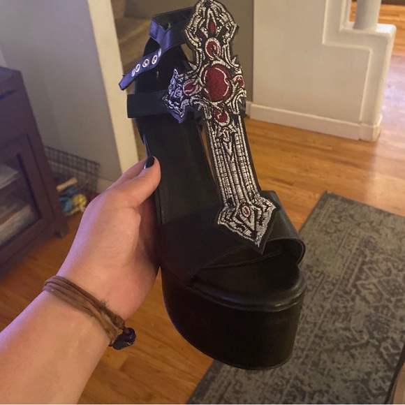 Gothic embroidered platform heels - Picture 2 of 2